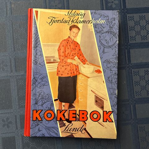 Kokebok fra 1957 selges kr. 100,-.