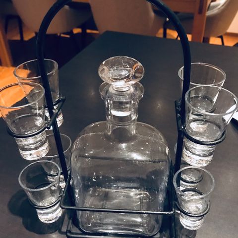 Karaffel 0,8 liter - med 8 glass. Til vin/ akevitt/ likør osv…