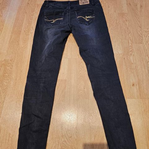 Fin Desigual skinny bukse i str 30