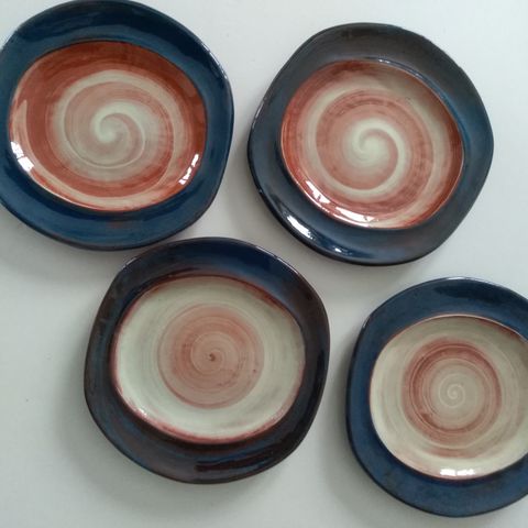 Keramikk, tallerkener, av Margrethe og Jens von der Lippe selges.