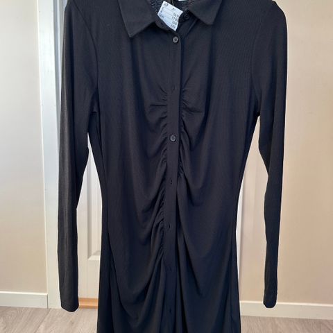 Stilig svart kjole med knapper fra H&M - NY
