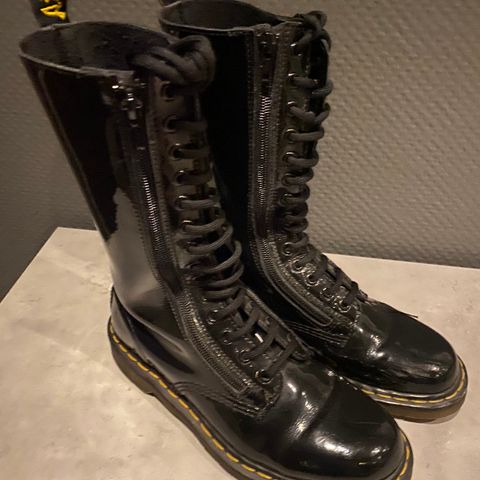 Dr Martens boots i lakk str 39