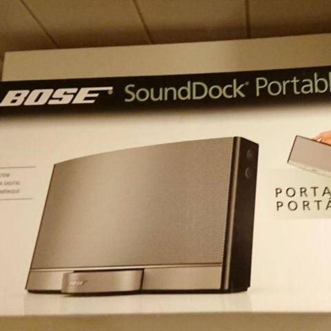Uåpnet Bose Sounddock Portable høyttaler.