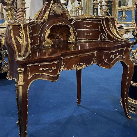 Skrivebord i Louis xvi stil