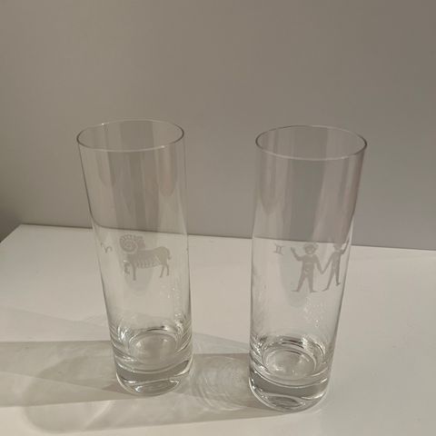 Høye glass tvilling og tyr