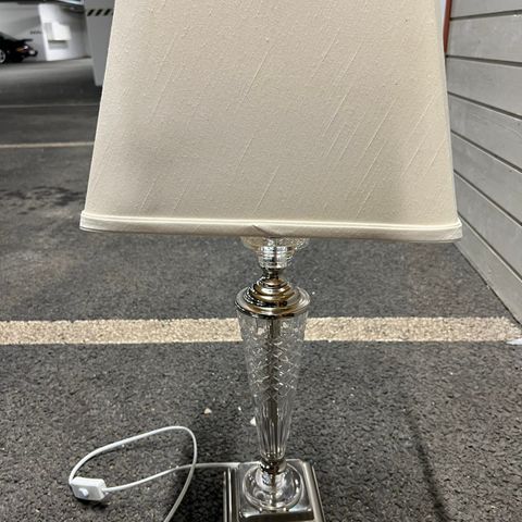 Bordlampe med fine detaljer