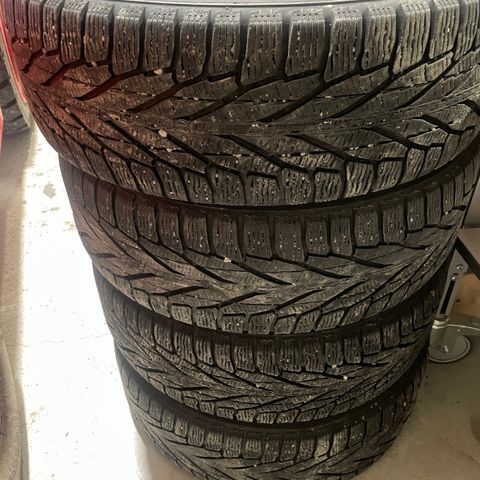 4 stk 215/60R17 Nokian R2 SUV piggfri