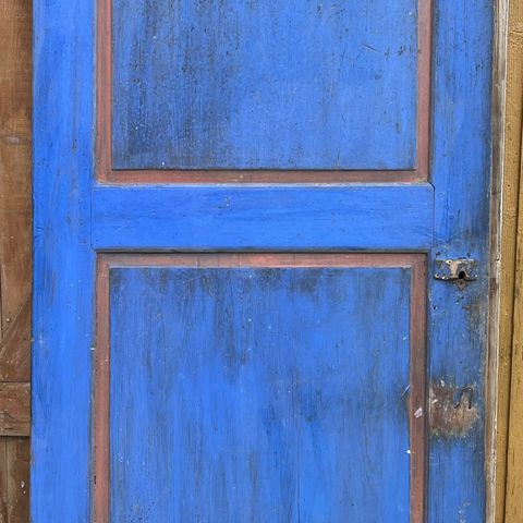 Antikk vakker blåmalt dør med karm