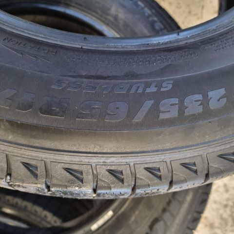 4 vinterdekk til salgs 235/65R17