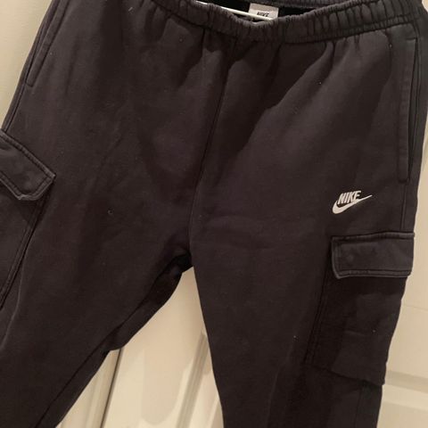 Sort / svart Nike joggedress / bukse og genser til herre i str M