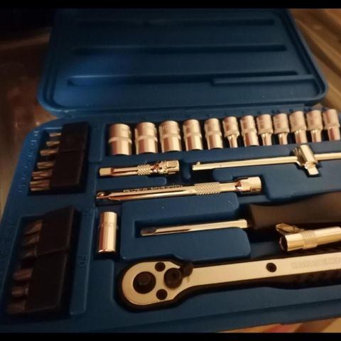 Kofferter med pipenøkkler og annet verktøy