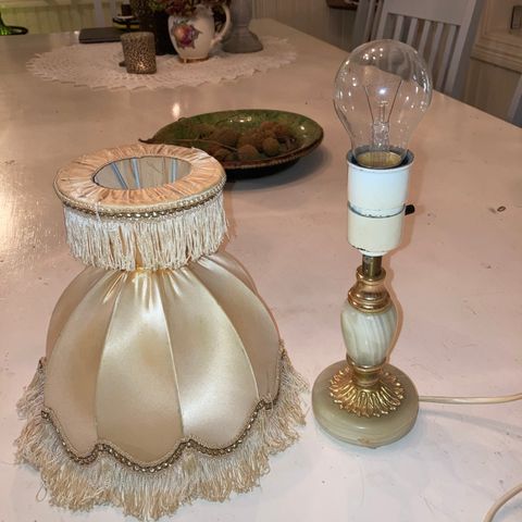 Bordlampe i marmor og messing