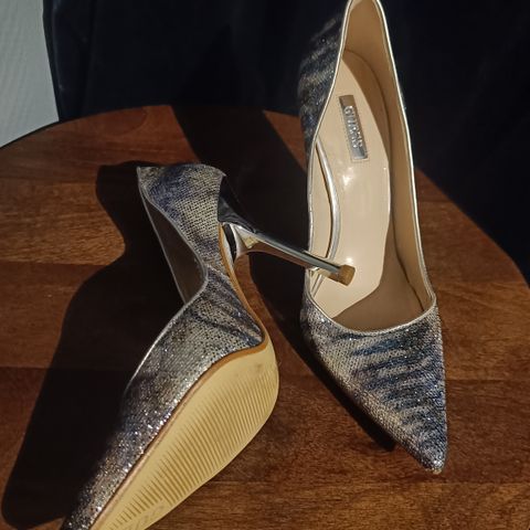 Guess high heel pumps