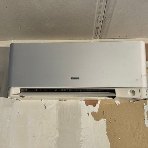 Design varmepumpe DAIKIN FTXG35 Emura