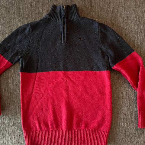 Tommy Hilfiger genser, lite brukt, str M (8-10 år)