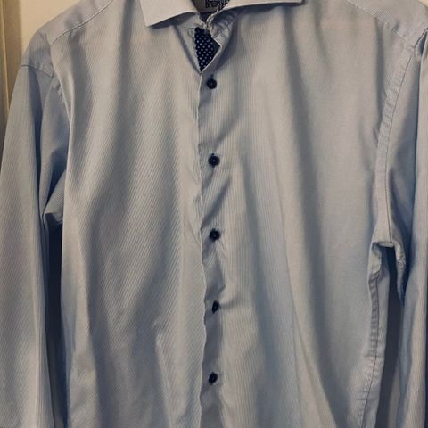 Fine skjorter i flere str. XL, L og M, 50,- per stk.