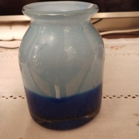 Spesiell vase i tofarget kunstglass - litt bobler I glasset