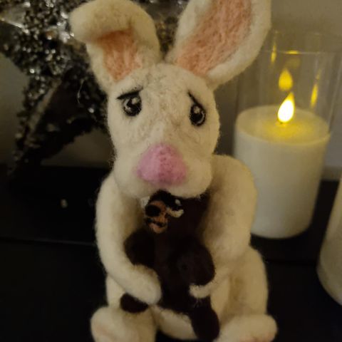 Pynt - Lille triste kanin - nålefilt