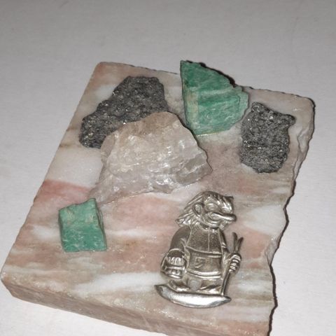 Vakker samling med bergarter / steiner - Motiv av troll