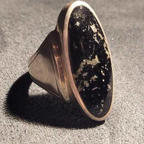 Sølv ring med sort sten med mønster.