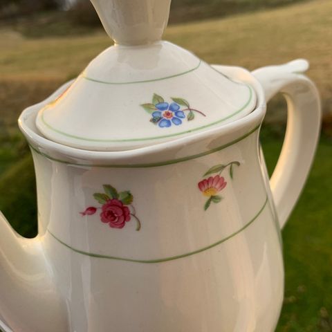 Nydelig vintage tekanne/kaffekanne med blomstermotiv