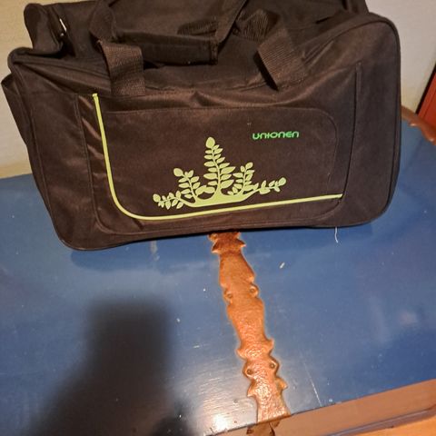 En ubrukt trille bag/ koffert og en skulderveske