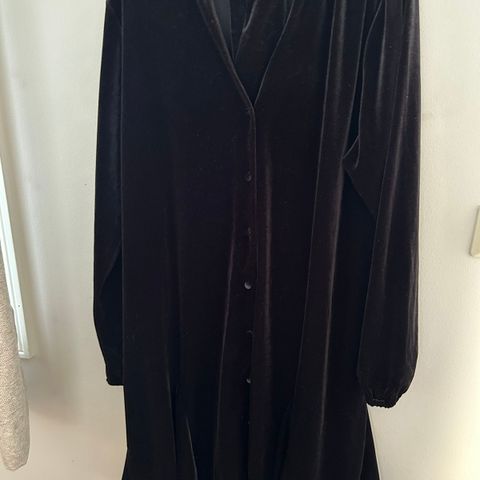 kjole i  svart fløyel fra Vavite str 44, med løst belte, kun brukt en gang