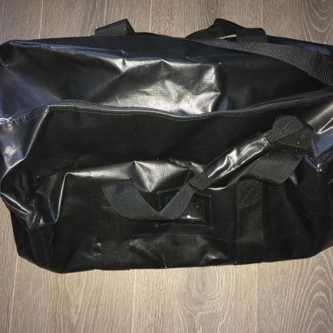 Brukt svart bag