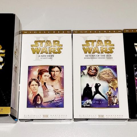 3 VHS I ESKE.STAR WARS TRILOGY.