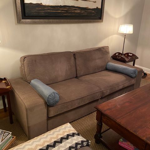 Kivik sofa og fotskammel
