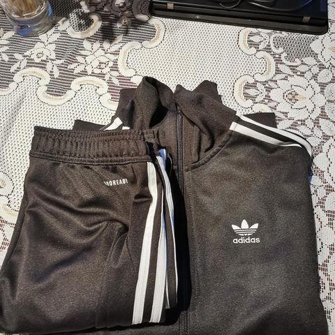 Selger en hel og pent brukt 3 stripes Track suit (joggedress) ifra Adidas