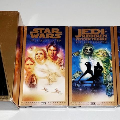 3 VHS I ESKE.STAR WARS TRILOGY.