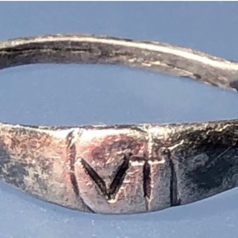 Romersk legionnaire ring med inngravering av monogram