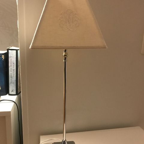 Bordlampe med skjerm