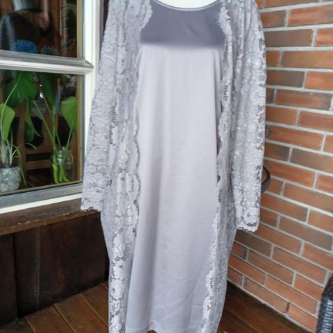 Nydelig grå kjole