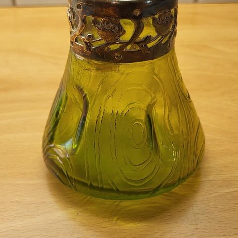 Liten art nouvau vase i grønt glass