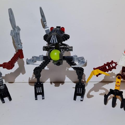 Tre små Lego Bionicle figurer