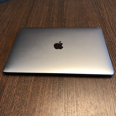 Pent Brukt Macbook Pro M1 13” 2020 (Stellargrå)