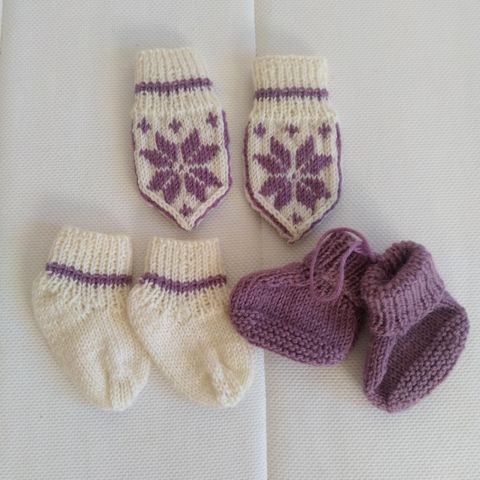 Ubrukt sett med strikkede votter, sokker og tøfler til nyfødt