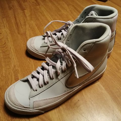 Str. 39. Nike Mid Blazer 77. Nesten nytt. Sjelden, kul fargekombinasjon.