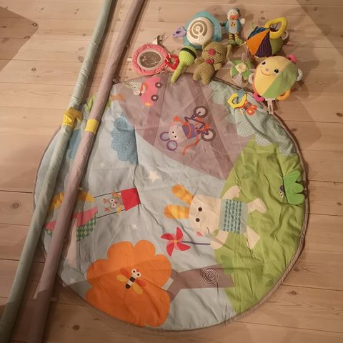 Pent brukt babygym med leker