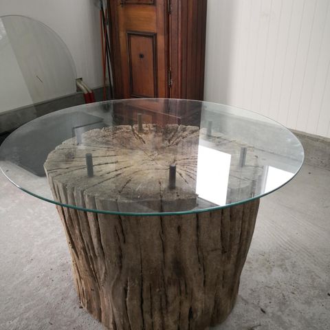 Stilig bord med rund glassplate i herdet glass til ute/eller inne.