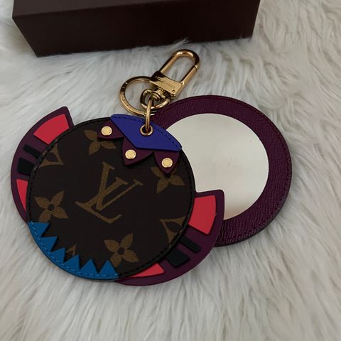 Louis Vuitton Illustre Totem bag charm key holder med speil