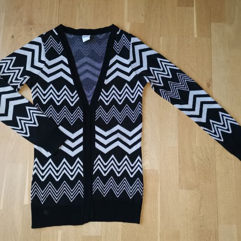 Sort og hvit cardigan fra Vero Moda i str S