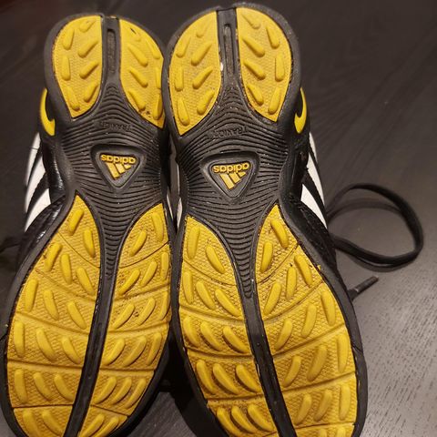 Adidas fotballsko str 33