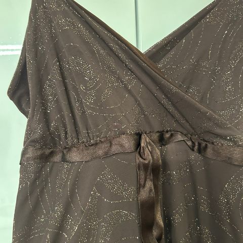 Brun kjole med glittermønster og sløyfe Y2K