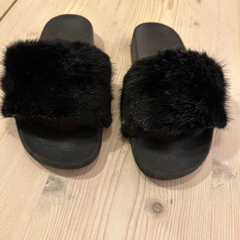 Slippers m/svart «pels» str 36