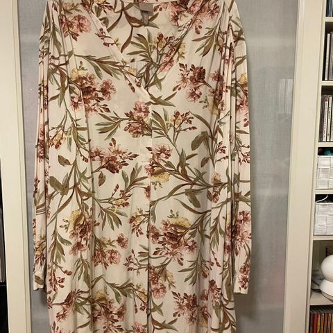 Nydelig og myk tunika/ bluse/ skjortekjole I 100 % viskose, fra H&M