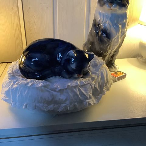 Keramikk figur katt m/kattunge på pute RBA-Olofstrøm Sverige