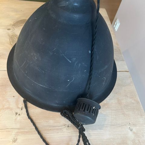 Rustikk og røff lampe, sort med metall reflektor.